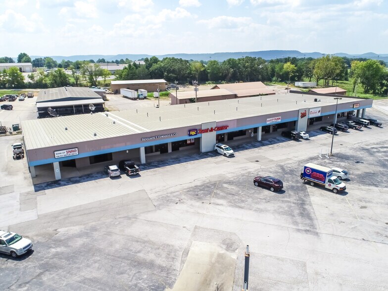 More Photos Of 910 W Trimble Ave, Berryville General Retail For Lease
