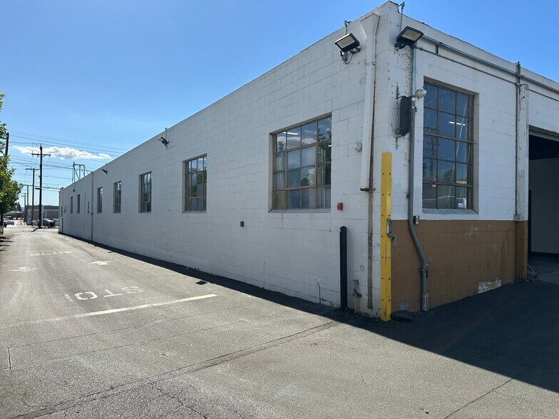 More Photos Of 2901-2905 Winona Ave, Burbank Manufacturing For Lease