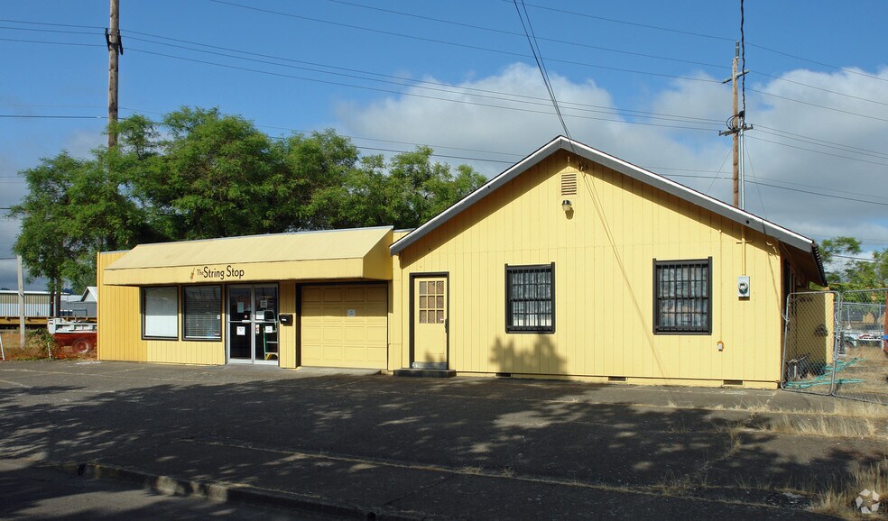 More Photos Of 1325 Railroad Blvd, Eugene Showroom For Lease