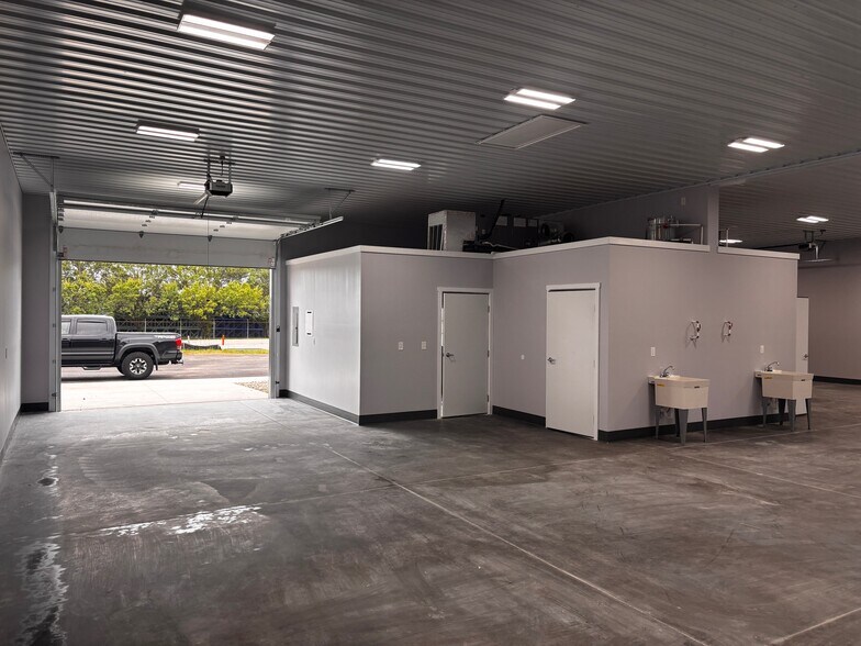 More Photos Of 1401 Amy Ln, Franklin Showroom For Sale