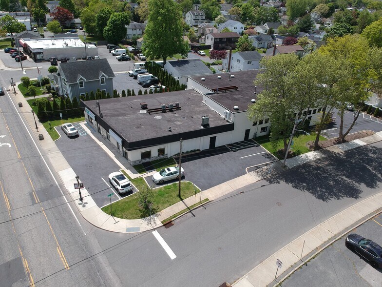 More Photos Of 980 Little East Neck Rd, West Babylon Showroom For Lease