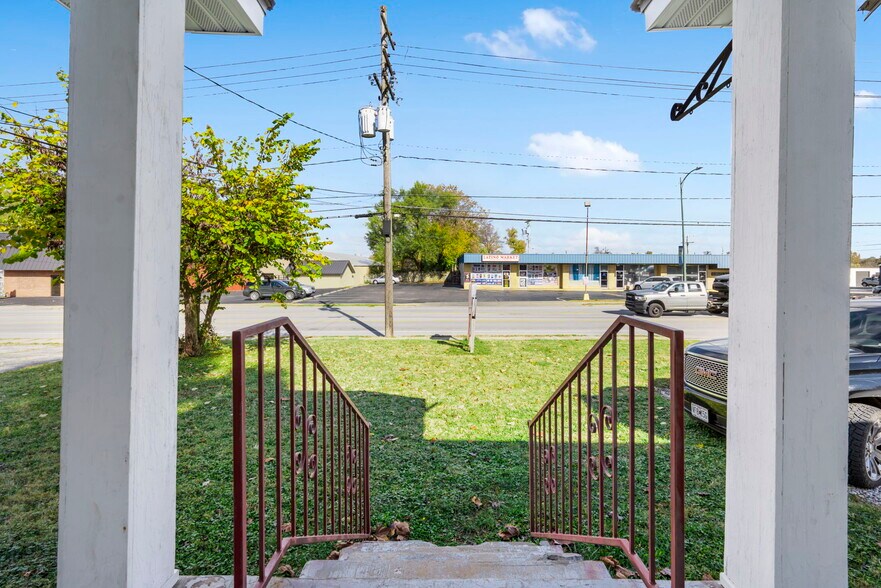 More Photos Of 1658 Saint Louis St, Springfield Office For Lease