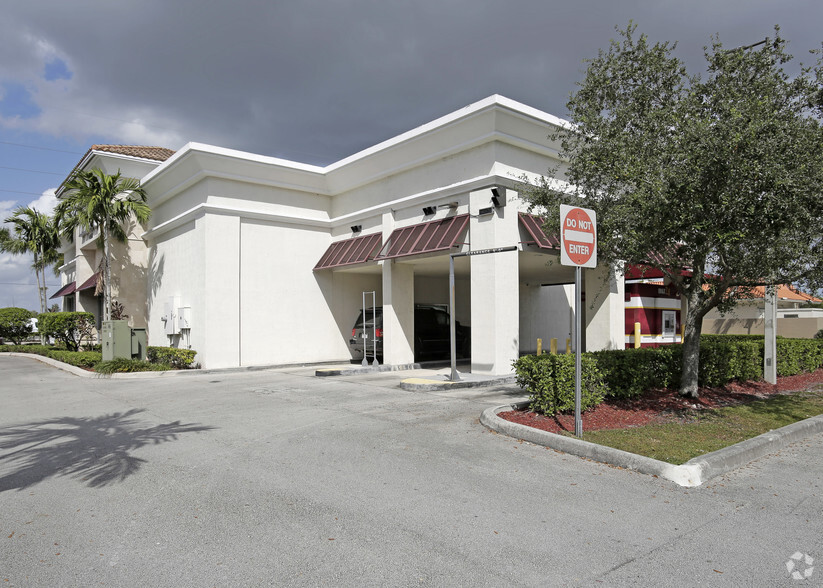 More Photos Of 14690 SW 8th St, Miami Bank For Lease