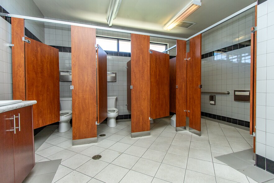 More Photos Of 971 E Broadway Ave, Atwater Office For Lease