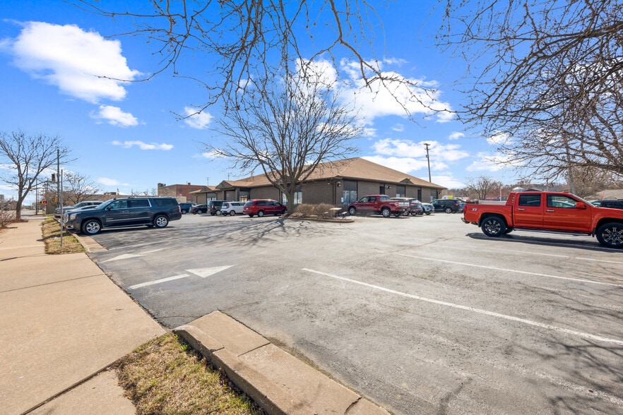 More Photos Of 2350 4th Ave, Rock Island Office For Sale