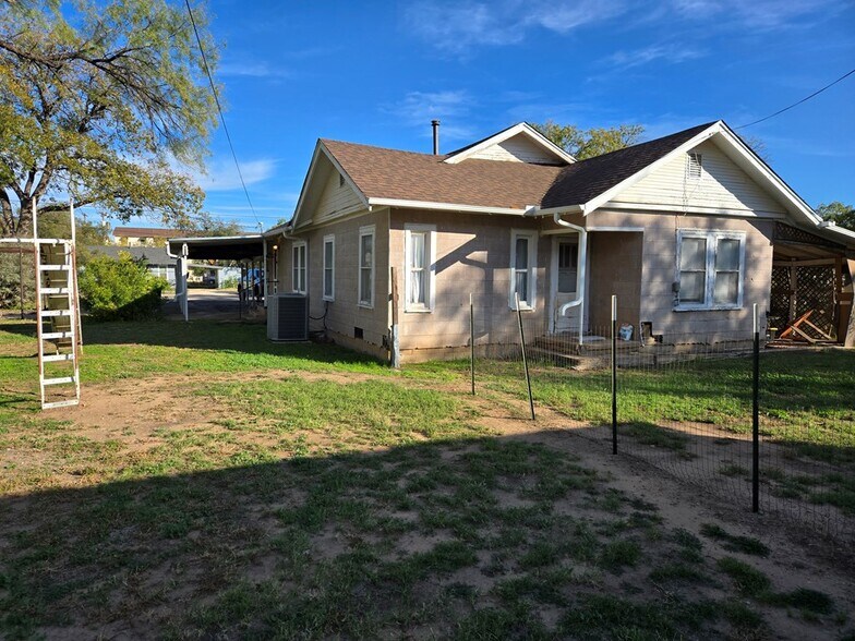 More Photos Of 1805 S Van Buren St, San Angelo Flex For Sale