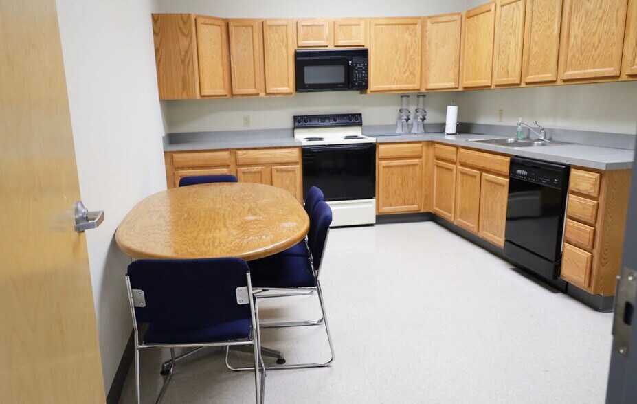 More Photos Of 6910 N Shadeland Ave, Indianapolis Serviced Offices For Lease