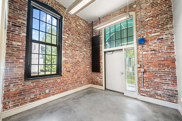 More Photos Of 81 Freight Yard Way, Northfield Showroom For Sale