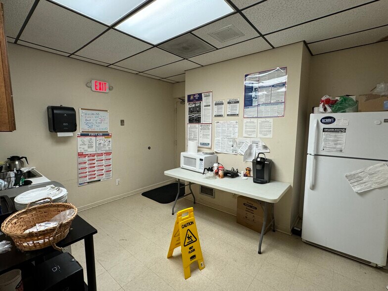 More Photos Of 2208 W Roosevelt Blvd, Monroe Office For Lease