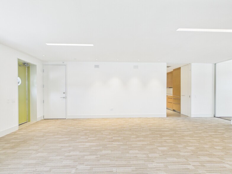 More Photos Of 1111 Lagoon Dr, Dallas Office For Sale