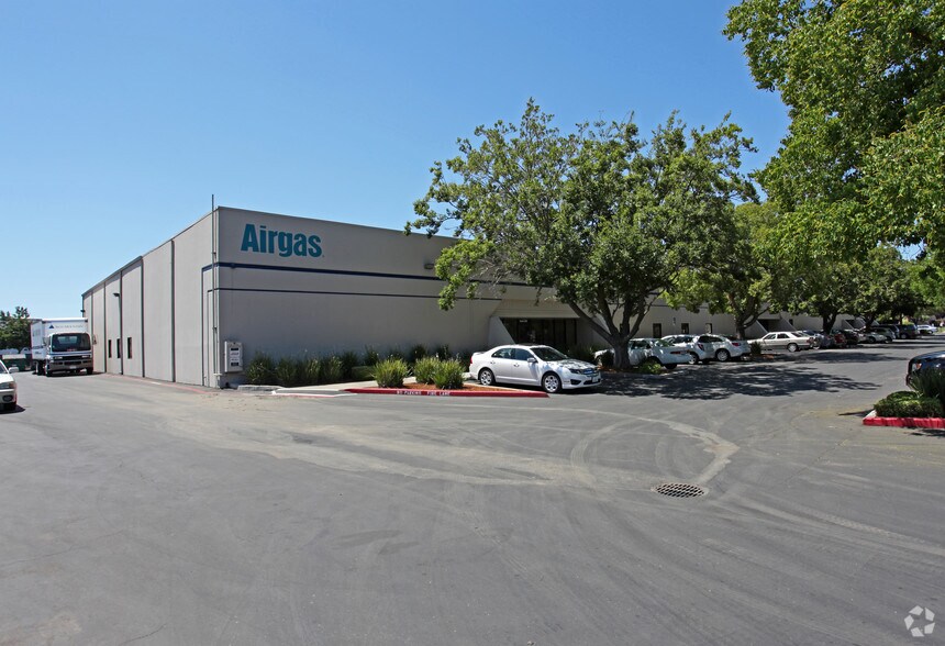 More Photos Of 6790 Florin Perkins Rd, Sacramento Light Distribution For Sale