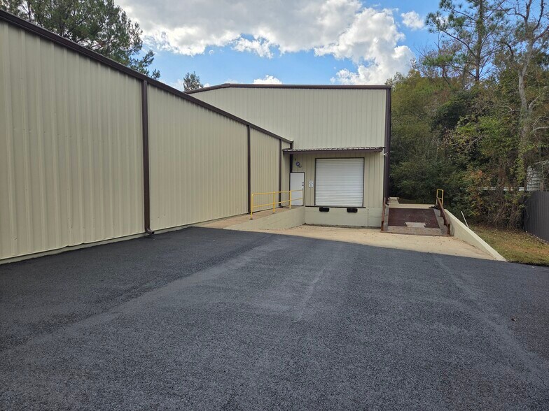 More Photos Of 3140 Lees Ln, Mobile Light Distribution For Lease