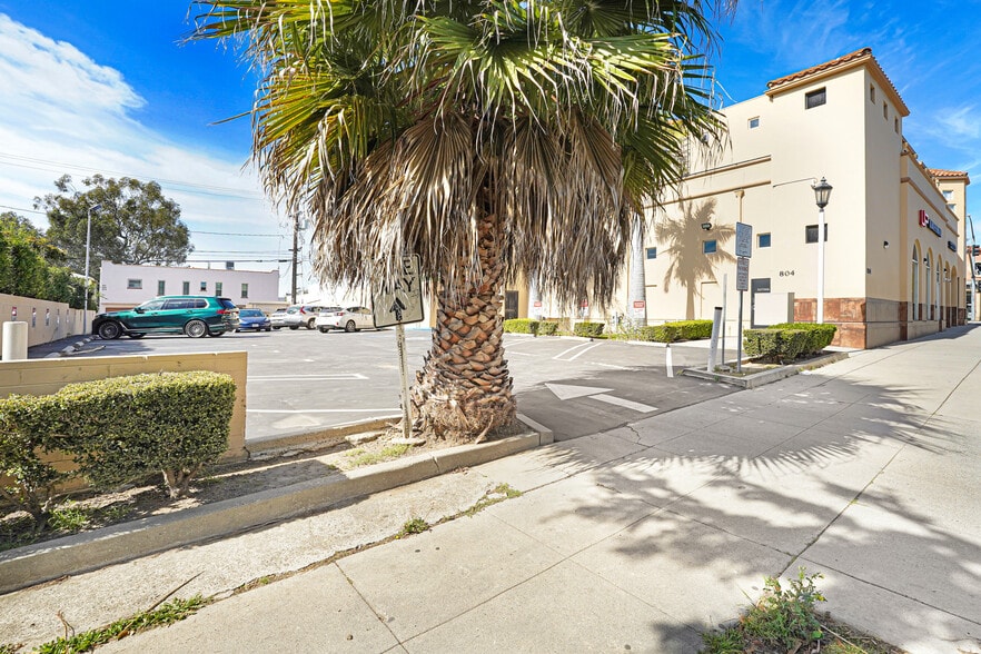 More Photos Of 728-734 Montana Ave, Santa Monica Storefront Retail Residential For Sale