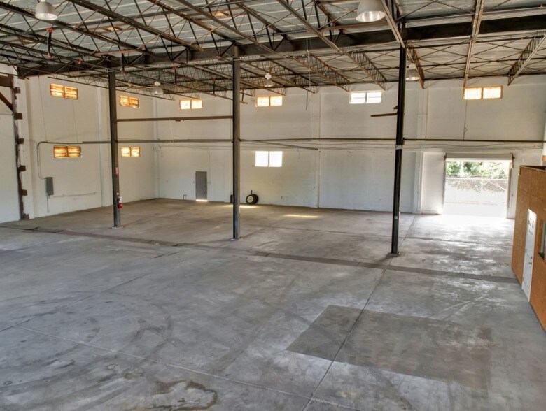 More Photos Of 110-112 W Interlake Blvd, Lake Placid Warehouse For Sale