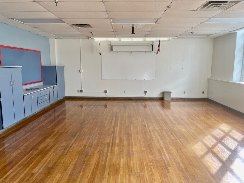 More Photos Of 216 E College St, Seguin Flex For Sale