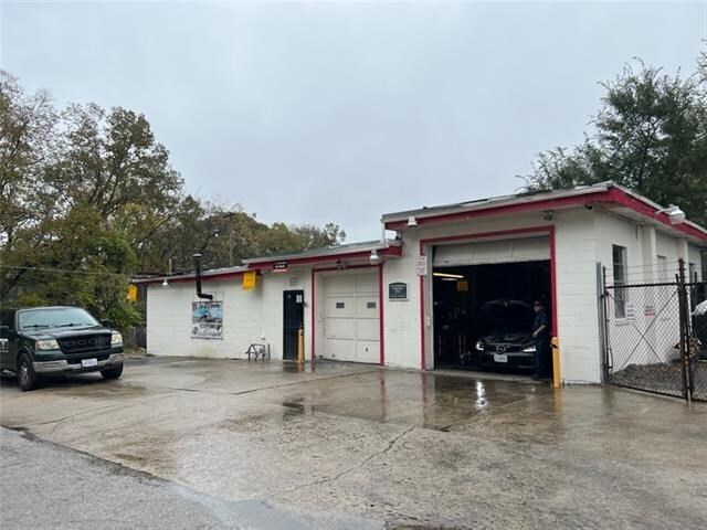 Primary Photo Of 4401 E 27th St, Kansas City Auto Repair For Sale