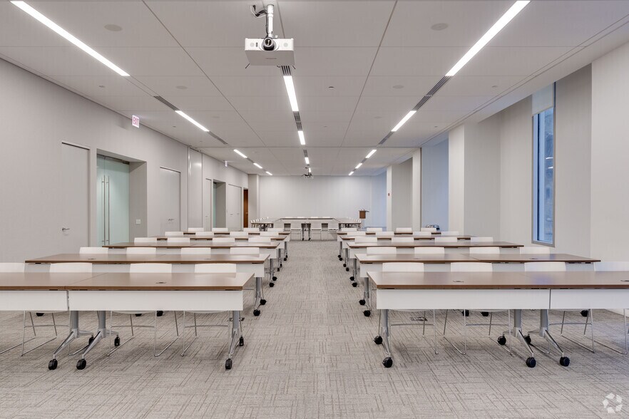 More Photos Of 311 S Wacker Dr, Chicago Office For Lease