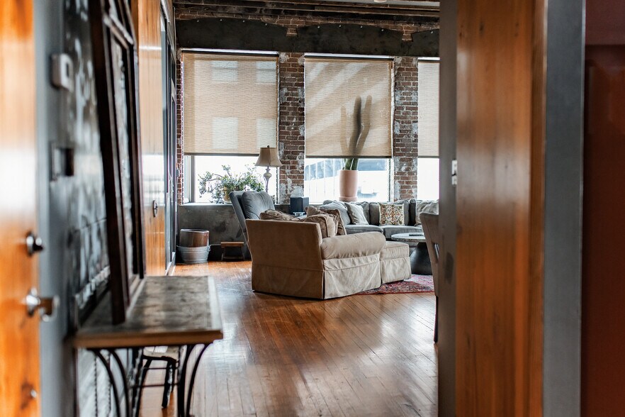 More Photos Of 112 18th St N, Birmingham Storefront For Sale