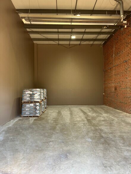 More Photos Of 11128 Business Ln, Charlotte Light Distribution For Lease