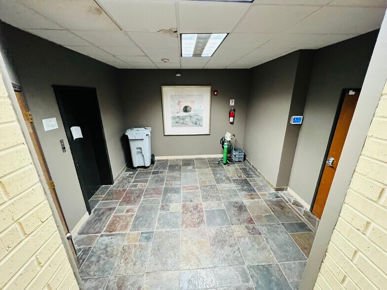 More Photos Of 10901 Garland Rd, Dallas Office For Sale