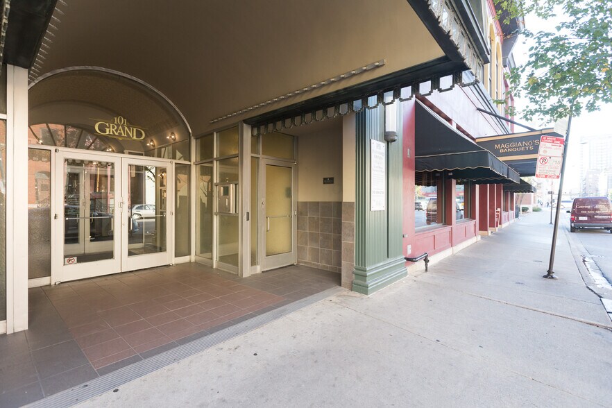 More Photos Of 101 W Grand Ave, Chicago Office For Lease