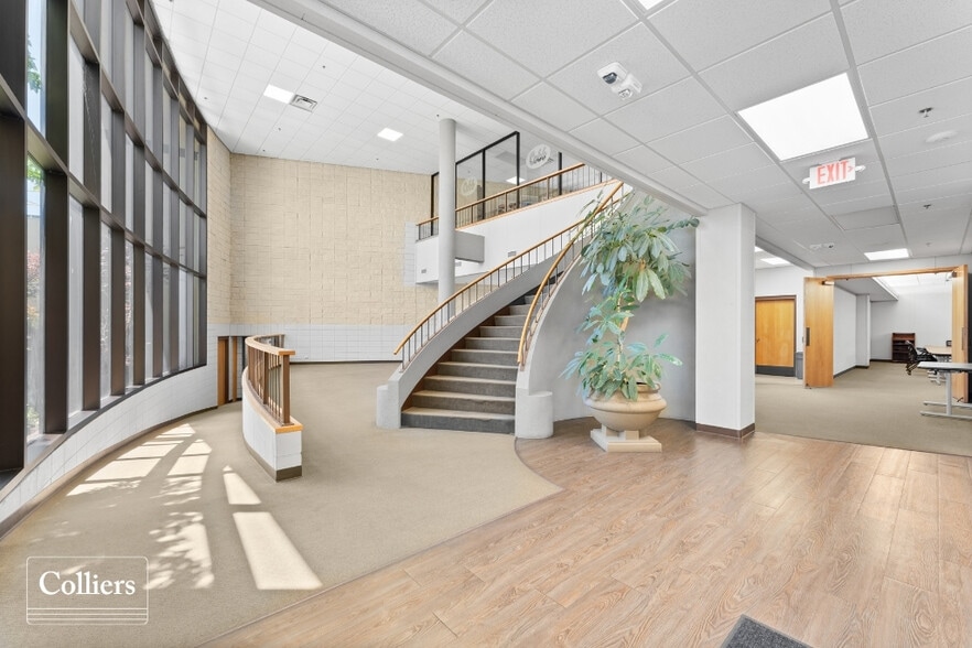 More Photos Of 305 E Main St, Siloam Springs Office For Sale