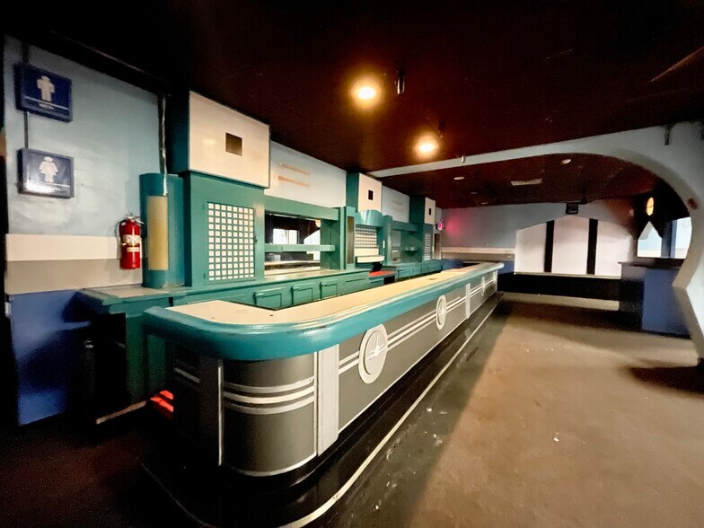 More Photos Of 209-211 E Chicago St, Elgin Bar For Sale