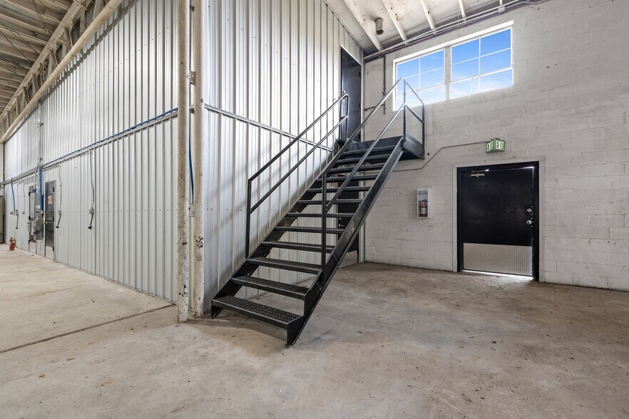 More Photos Of 1080 Beckett St, Columbia Warehouse For Sale