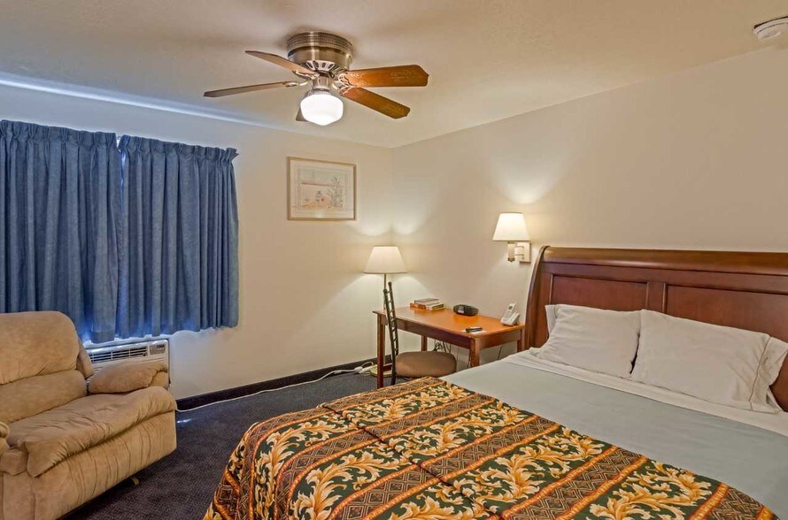 Primary Photo Of 1520 Candelaria Rd NE, Albuquerque Hotel For Sale