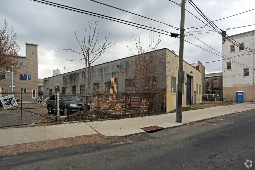 More Photos Of 2011 Amber St, Philadelphia Restaurant For Lease