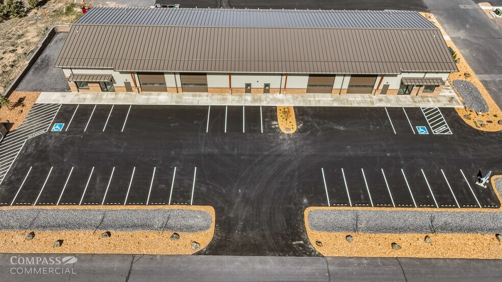 More Photos Of 3951 SW Empire Dr, Prineville Manufacturing For Lease