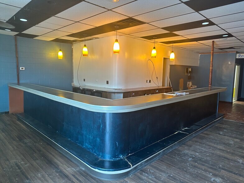 More Photos Of 1535-1537 Cass Lake Rd, Keego Harbor Freestanding For Lease