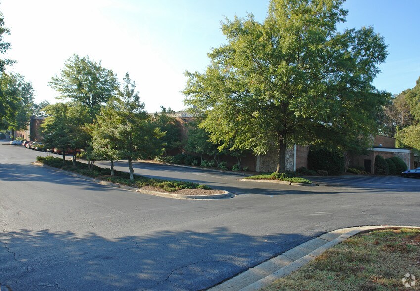 More Photos Of 4565-4575 Winters Chapel Rd, Atlanta Warehouse For Lease