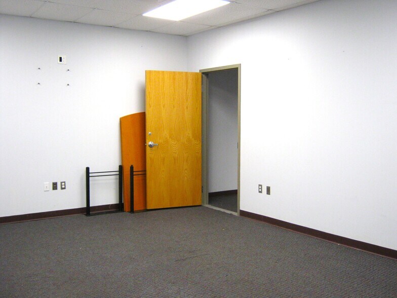 More Photos Of 166 Boulder Dr, Fitchburg Light Manufacturing For Lease