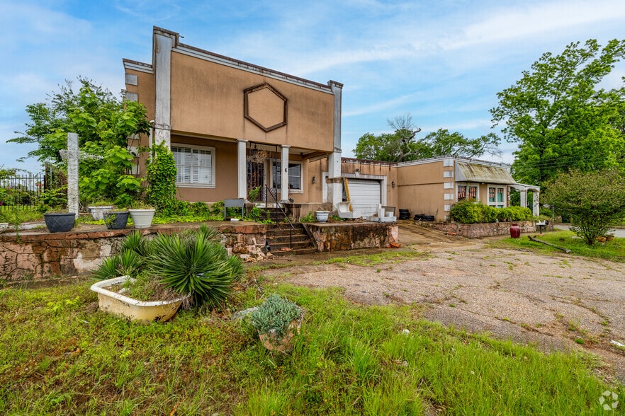 Primary Photo Of 110 W Valentine St, Tyler General Retail For Sale