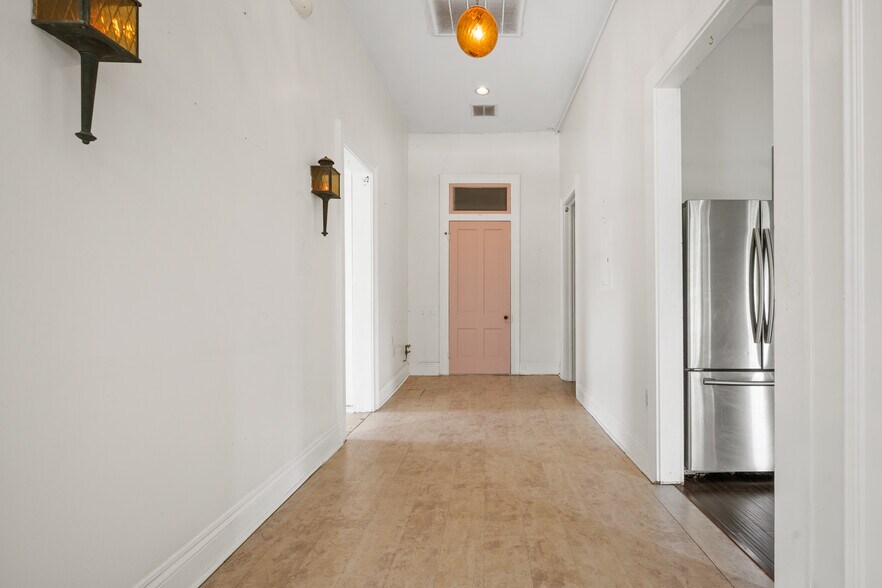 More Photos Of 1012 N Flores St, San Antonio General Retail For Lease