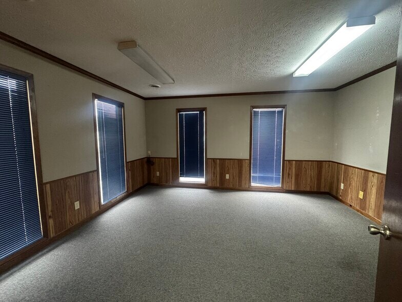More Photos Of 1901 Old Jacksboro Hwy, LaFollette Office For Sale