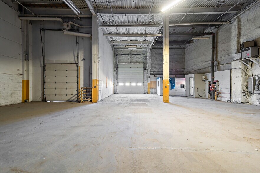 More Photos Of 35-75 Rue De L'acier, Coteau-du-lac Manufacturing For Sale
