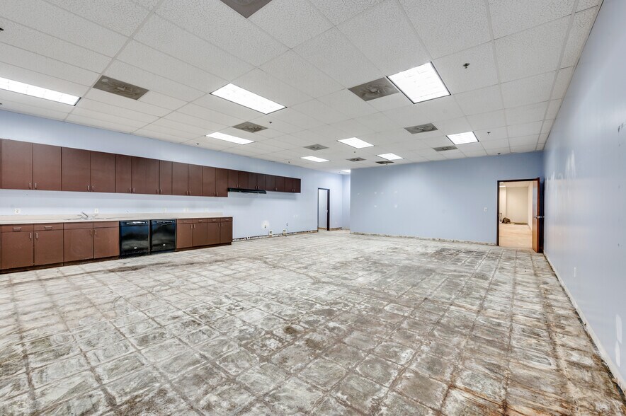 More Photos Of 1000 W Crosby Rd, Carrollton Warehouse For Lease
