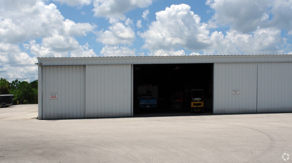 More Photos Of 3161 Skyway Cir, Melbourne Warehouse For Lease