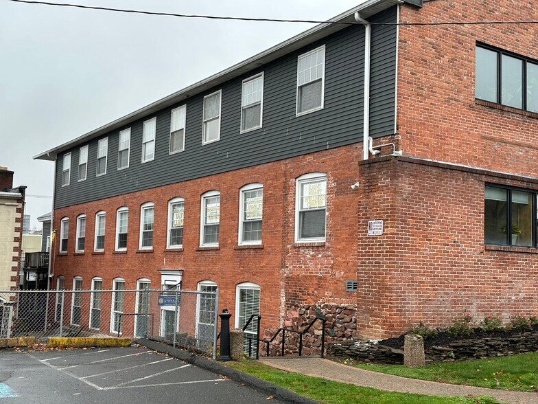 More Photos Of 35 N Main St, Southington Medical For Lease