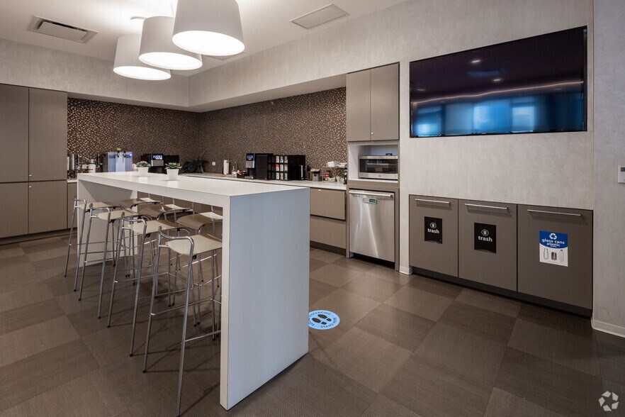 More Photos Of 4 World Trade Center, New York Office For Lease