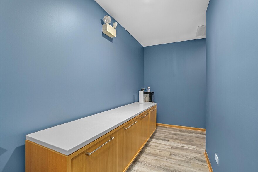 More Photos Of 755 McArdle Dr, Crystal Lake Office For Sale