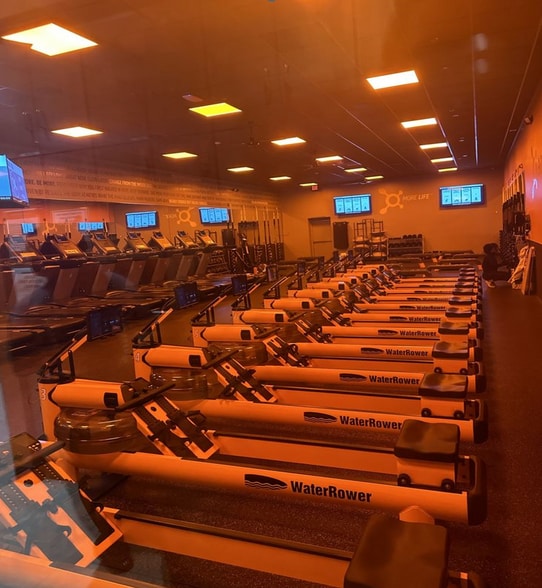 More Photos Of 139 N San Fernando Blvd, Burbank Storefront For Sale