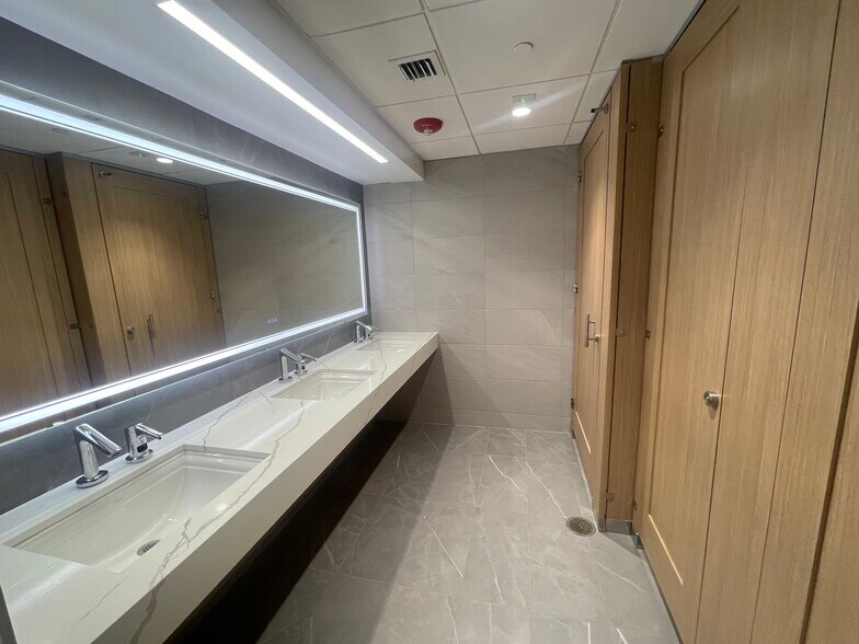 More Photos Of 1900 NW Corporate Blvd, Boca Raton Unknown For Lease