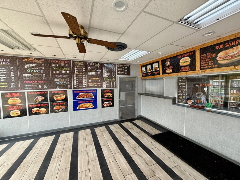 More Photos Of 2001-2009 W Howard St, Chicago Storefront Retail Office For Sale