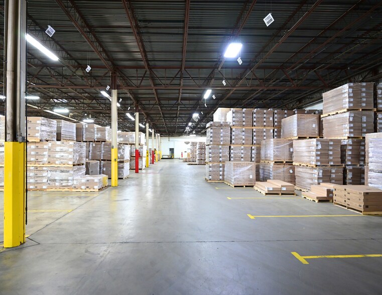 More Photos Of 202 Spaulding St, Dowagiac Distribution For Lease