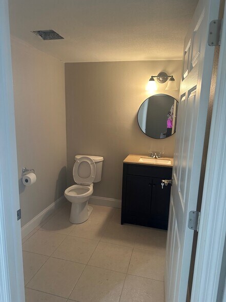 More Photos Of 24690 Sandhill Blvd, Punta Gorda Warehouse For Lease