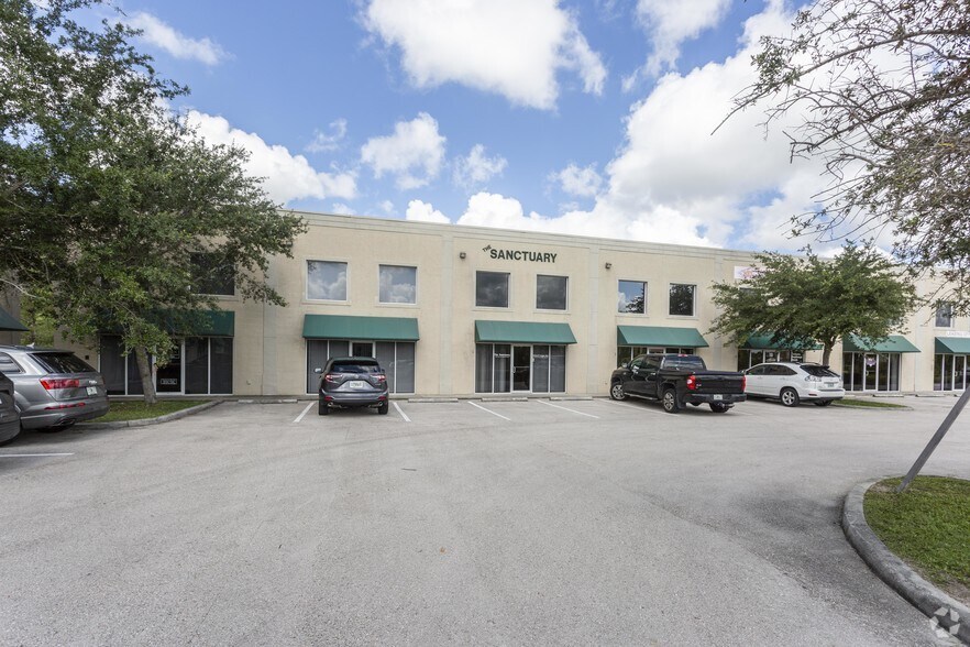 More Photos Of 13720 Jetport Commerce Pky, Fort Myers Flex For Lease
