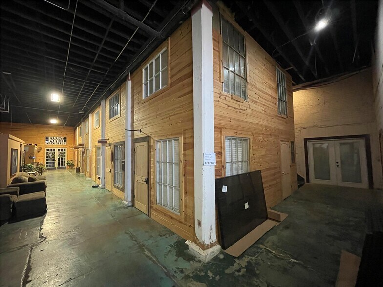 More Photos Of 110 S Houston Ave, Denison Showroom For Sale